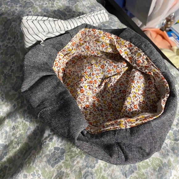 A hat - Picture 4 of 4